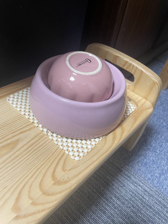 ひなの食器にお椀をかぶせてフタをした状態。木製の食器台の上に置かれている