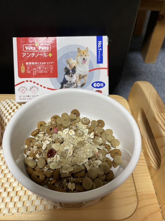 アンチノールのカプセルを混ぜたごはん。後ろにアンチノールの箱